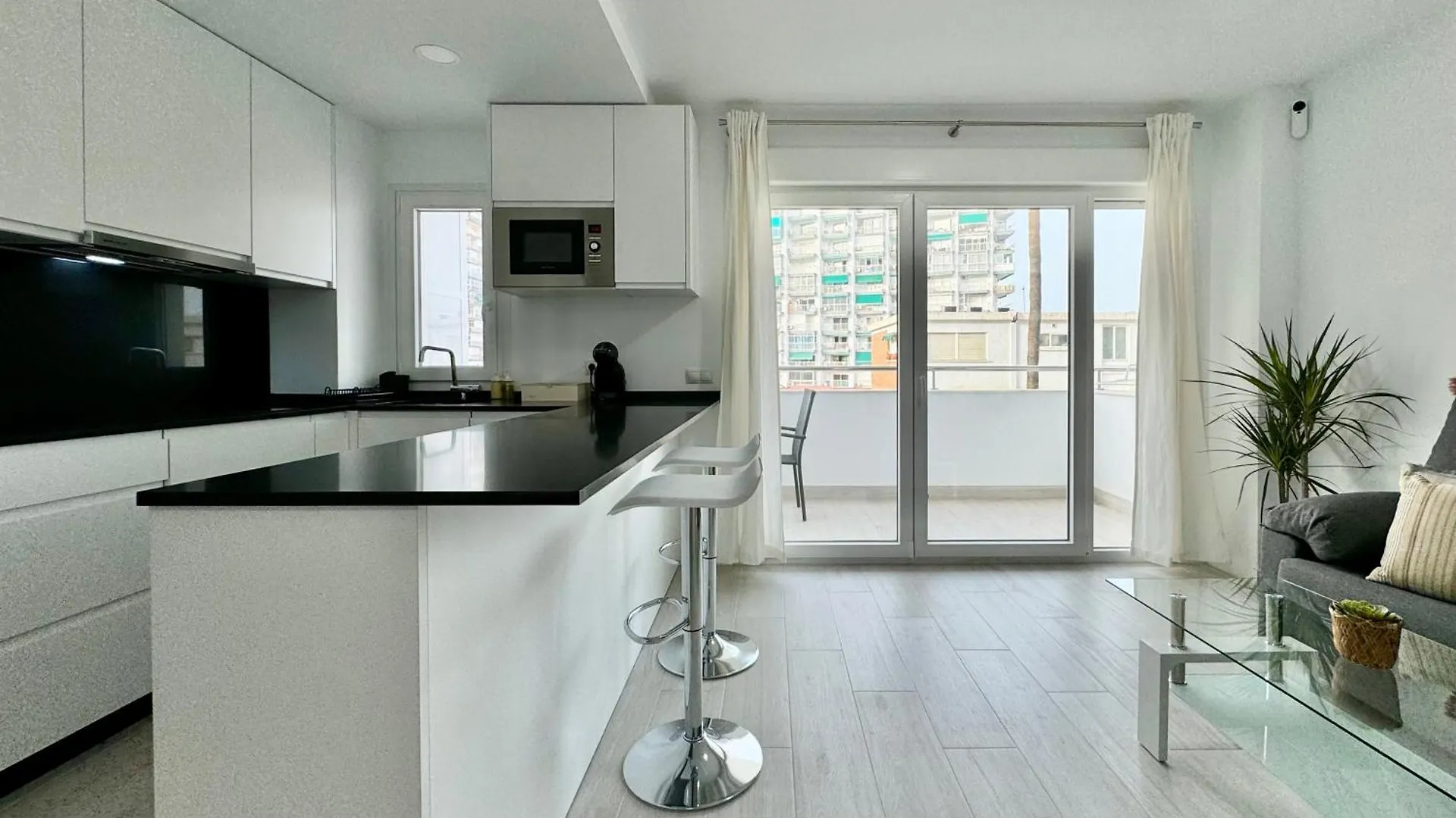 Apartamento En 1ª Linea De Playa, Piscina Y Parking بينالماذينا
