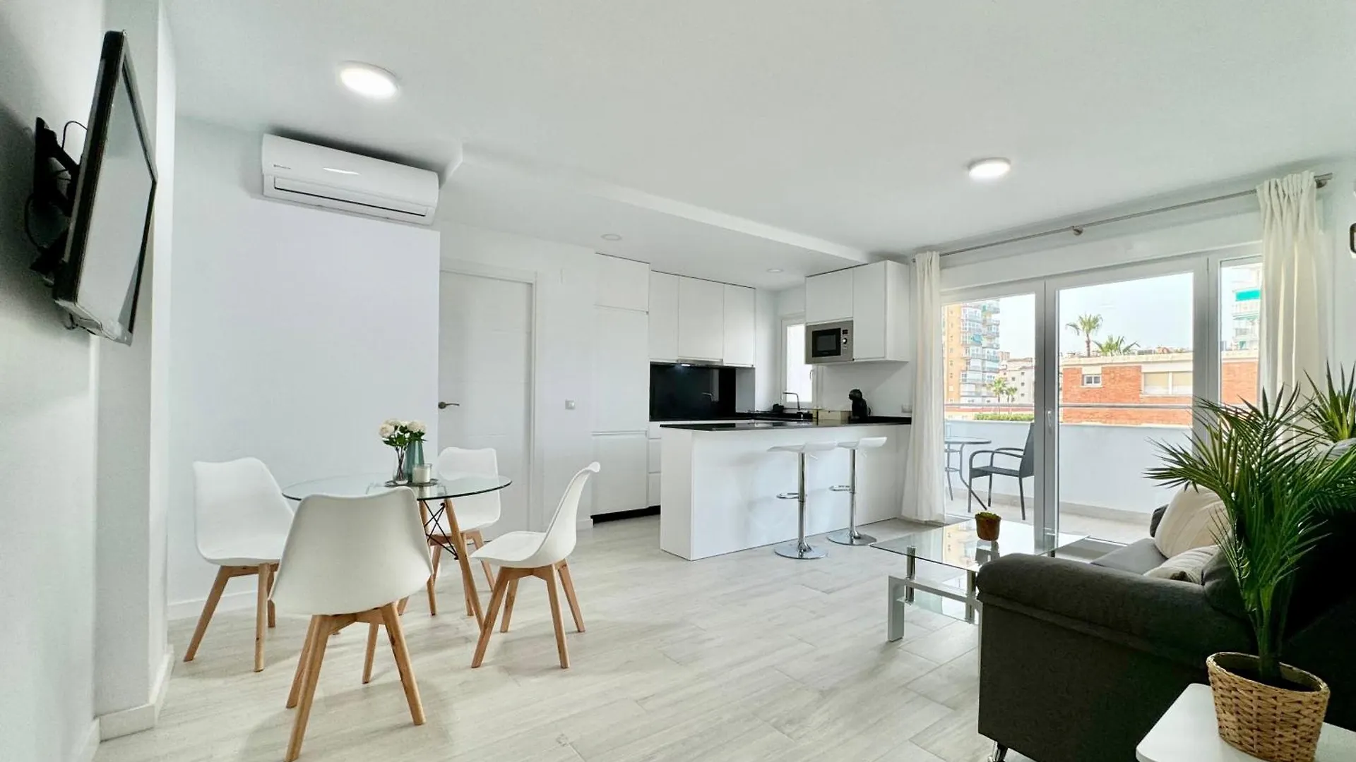 Apartamento En 1ª Linea De Playa, Piscina Y Parking Benalmadena