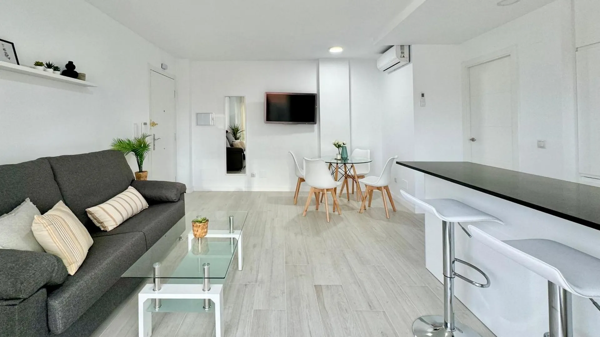 Apartamento En 1ª Linea De Playa, Piscina Y Parking Benalmadena