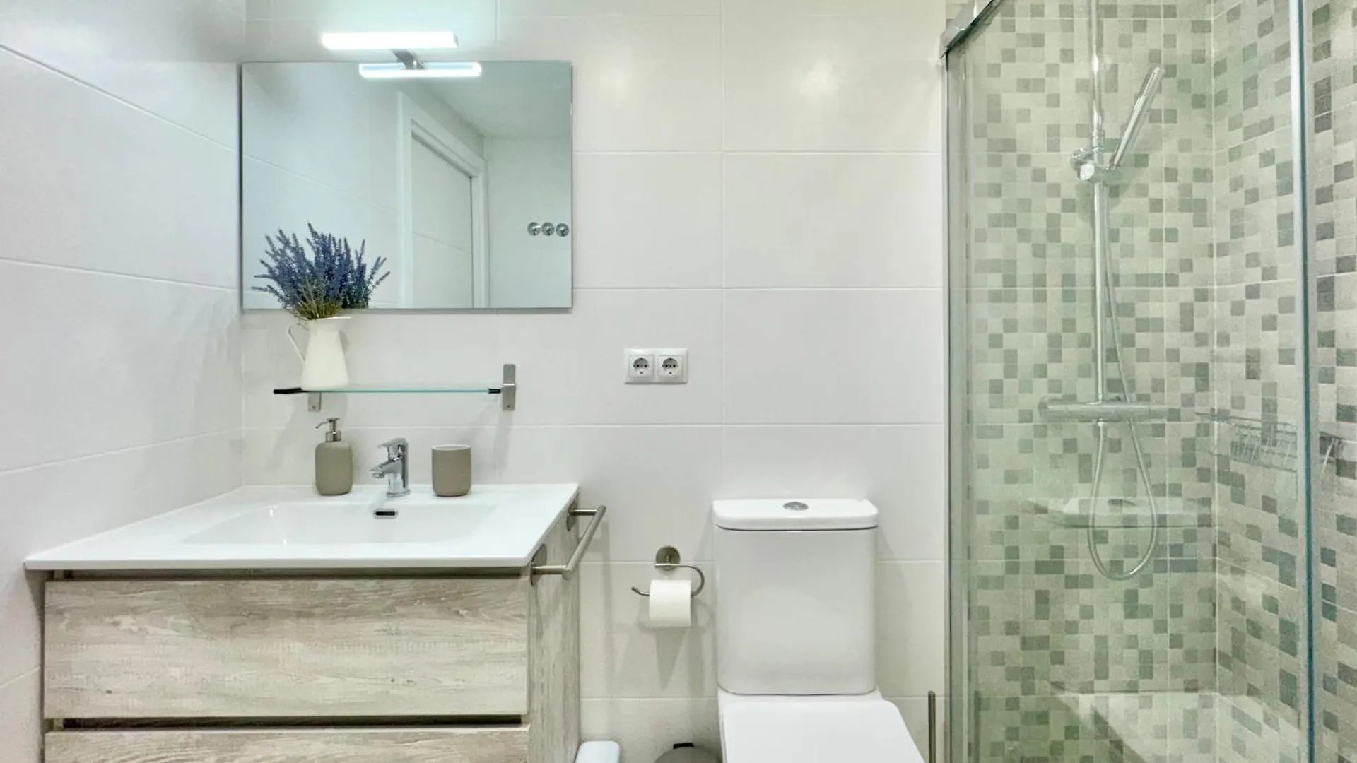 Apartamento En 1ª Linea De Playa, Piscina Y Parking Benalmadena Spain